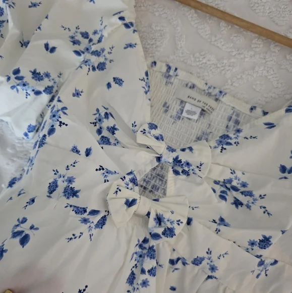 Band of The Free Puff Sleeve Peplum Bow Front Top Womens Size L Blue Floral NWOT - Picture 2 of 7
